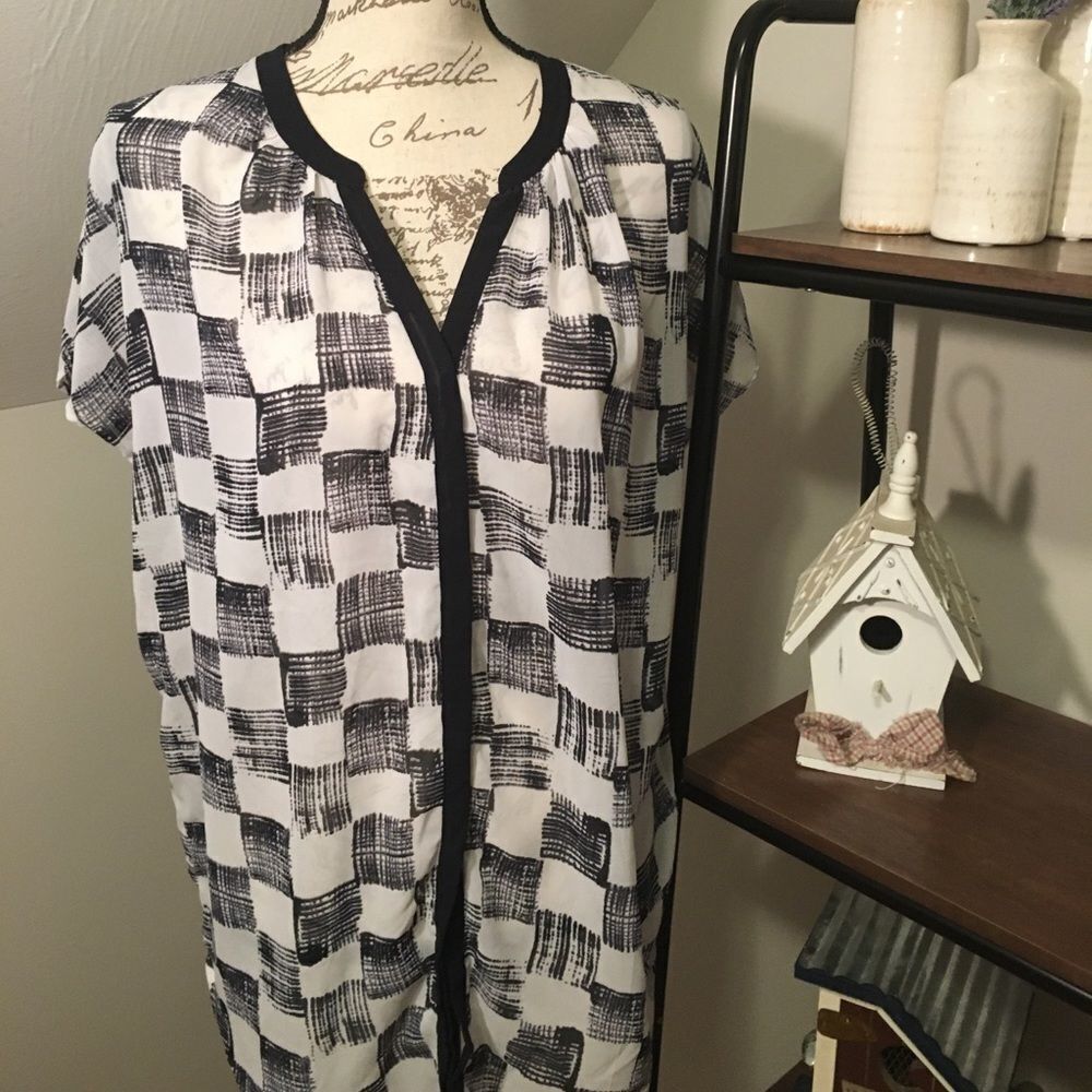 Banana Republic Womens Small Black White Abstract Checkered Split Neck Blouse